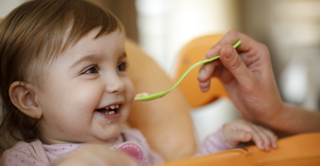 Tablas de alimentación para tu bebe: Lo que recomiendan nuestros pediatras