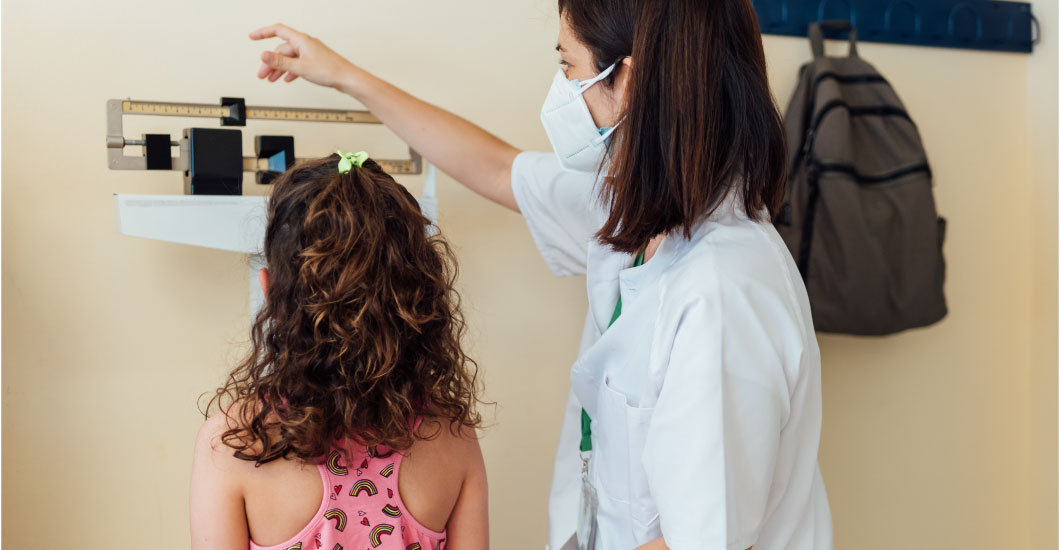 Cómo determinar cuál es el peso y la altura adecuados para un niño según su edad