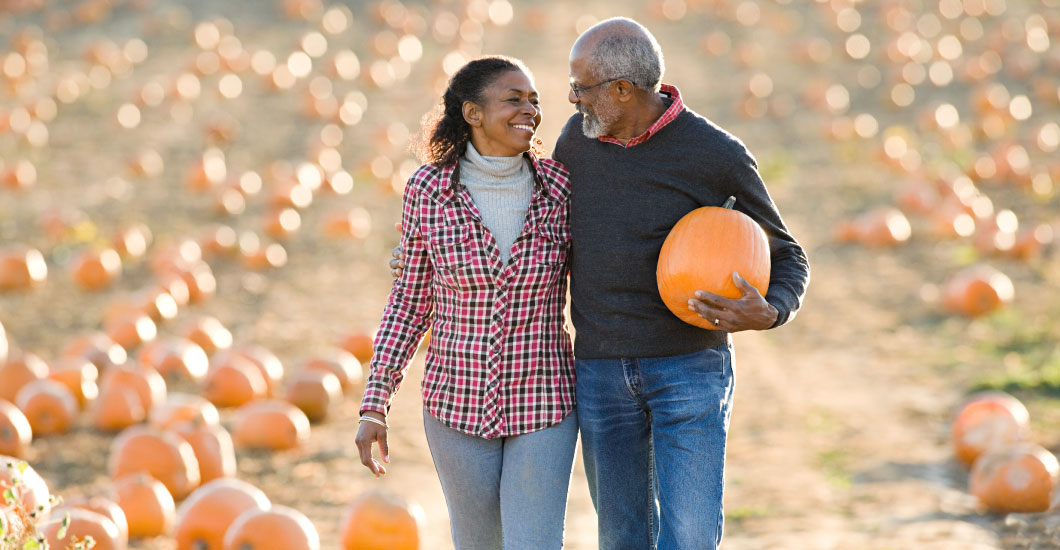 Consejos para que adultos mayores tengan un otoño seguro