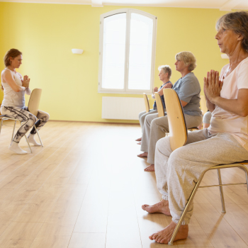 Clase en Línea Gratis: Yoga en Silla para Adultos Mayores
